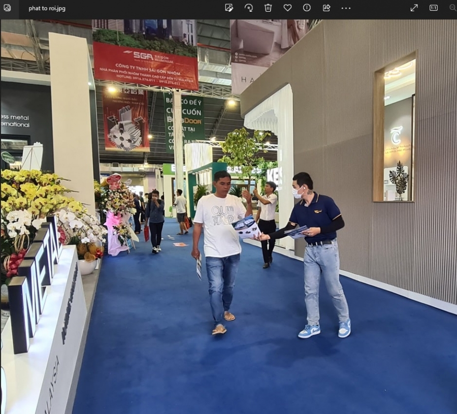 Hình 4: Nhân viên Việt Thái gửi thông tin giới thiệu Công ty và mời khách tham quan gian hàng tại triển lãm quốc tế Vietbuild HCM 2023.
