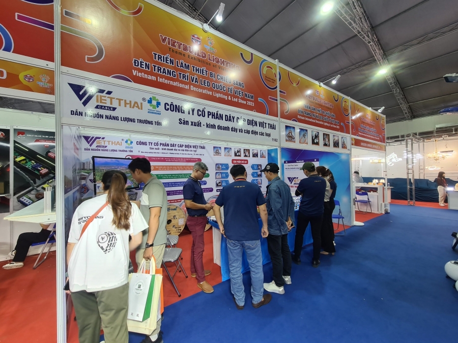 Hình 5: Khách hàng tham quan gian hàng Dây Cáp điện Việt Thái tại triển lãm quốc tế Vietbuild HCM 2023